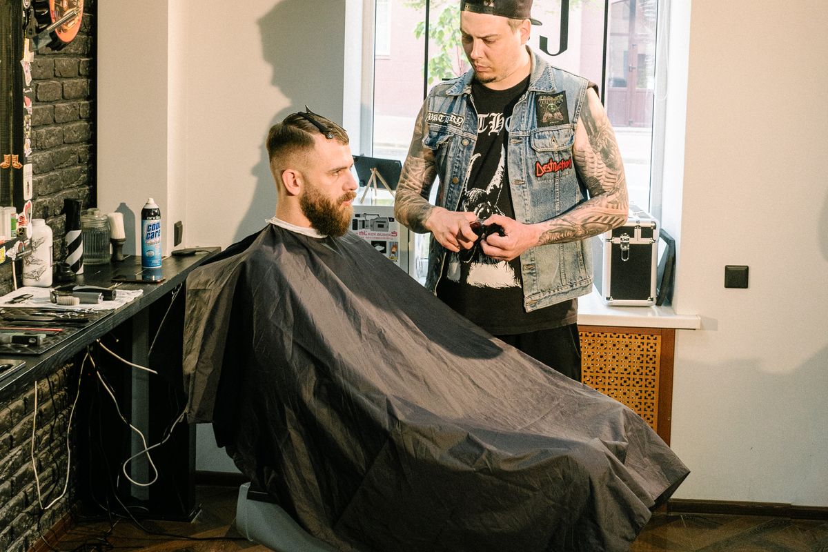 Coiffeur au travail